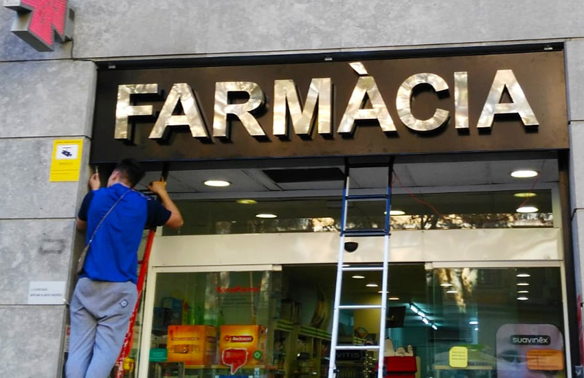 equipamientos para todo tipo de farmacias como el acero inoxidable letrascorporeas acero farmacia led