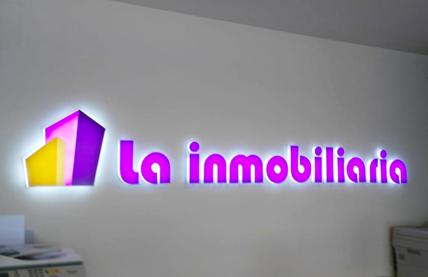 hacemos rotulo corporeo de metacrilato blanco fresado con luz en su interior. En el frontal colocamos el logo y el nombre de la empresa con una impresión de calidad rotulo corporeo metacrilato led