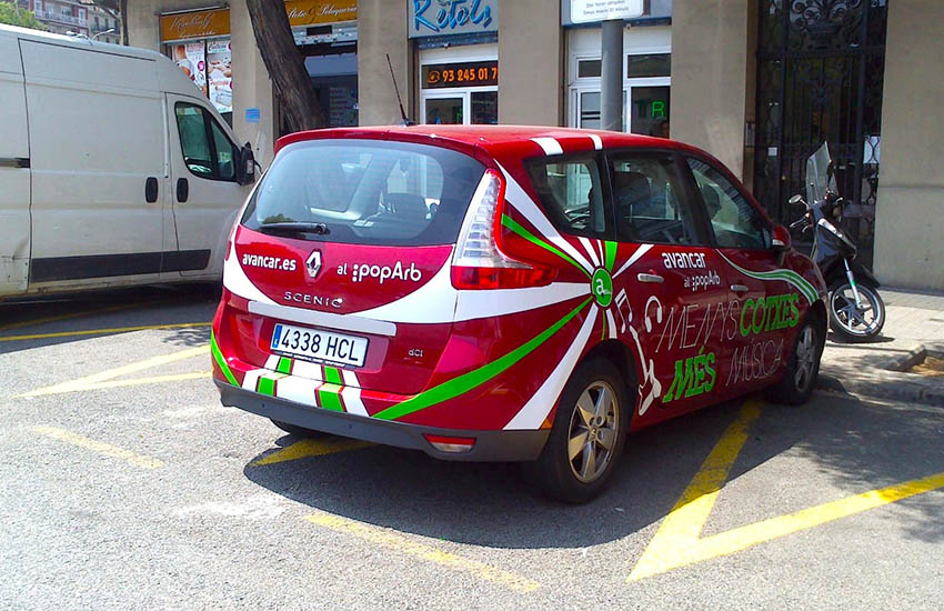 colocamos vinilo de corte en toda la superficie del coche para publicitar dicha marca y ser mas vistos por los clientes vinilo coche avancar maletero