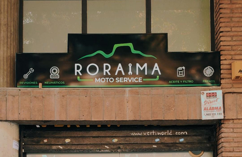 cartel con luz led en su interior y metacrilato blanco rotulado con la marca del taller y sus especialidades cajon luminoso metacrilato impresion