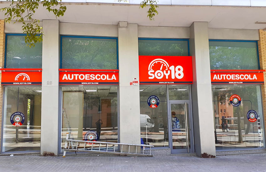 decoracion de local que preprara a los clientes para los examenes teoricos y practicos de coche. hacemos rotulos exteriores, vinilos de cristales, y murales en los interiores Cajones luminosos para autoescuela